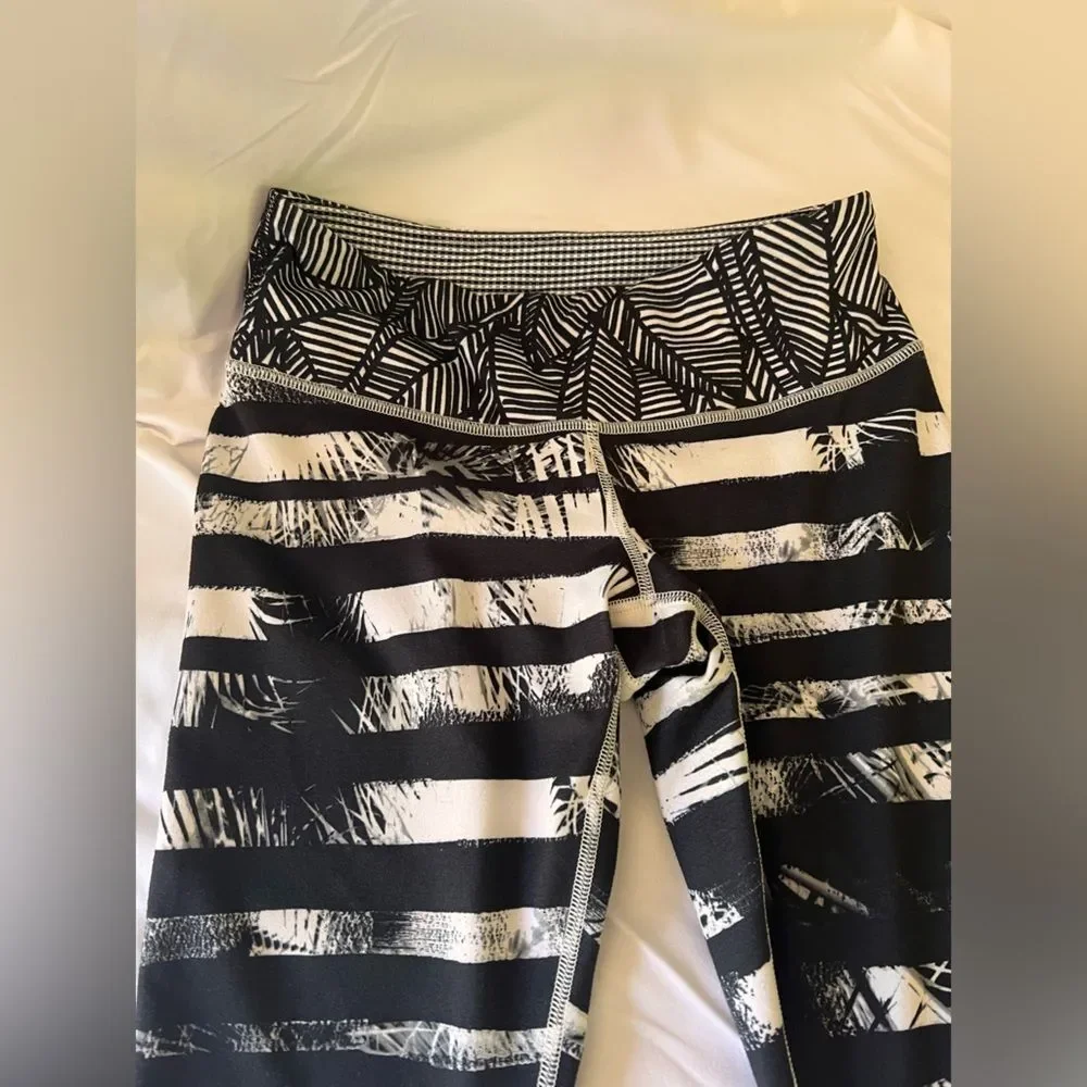 Lululemon Athletica Black White Capri Leggings athleisure athletic summer